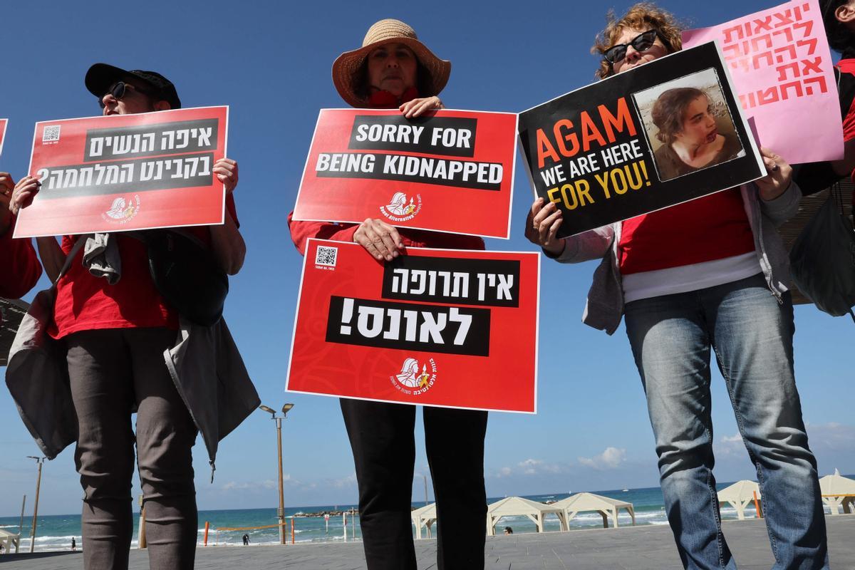 Cadena humana en Tel Aviv con motivo del 8M para pedir la liberación de las mujeres y niñas retenidas por Hamas.
