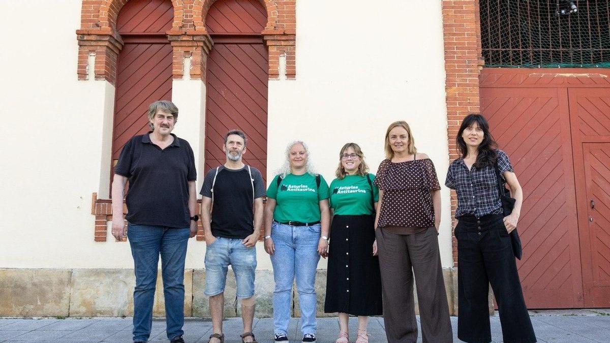 Una imagen de la comparecencia conjunta de IU y Covadonga Tomé, con miembros de las formaciones y los portavoces