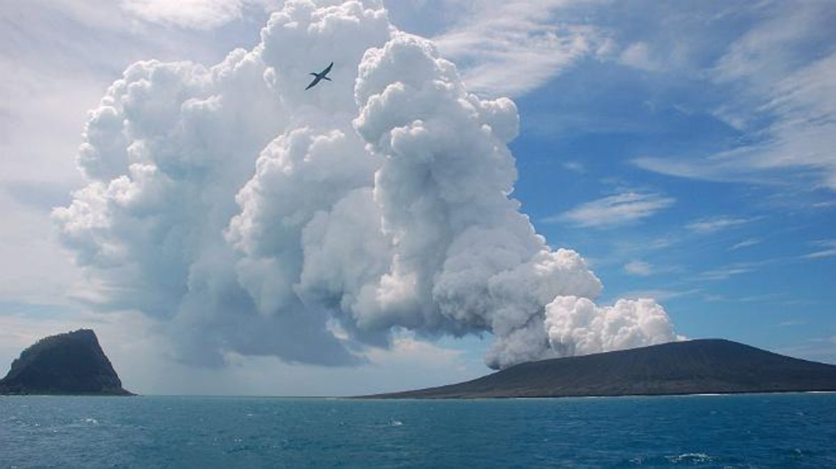 Un volcà submarí a Tonga ha creat una nova illa a causa de les roques i la cendra llançades després de diverses setmanes en erupció.