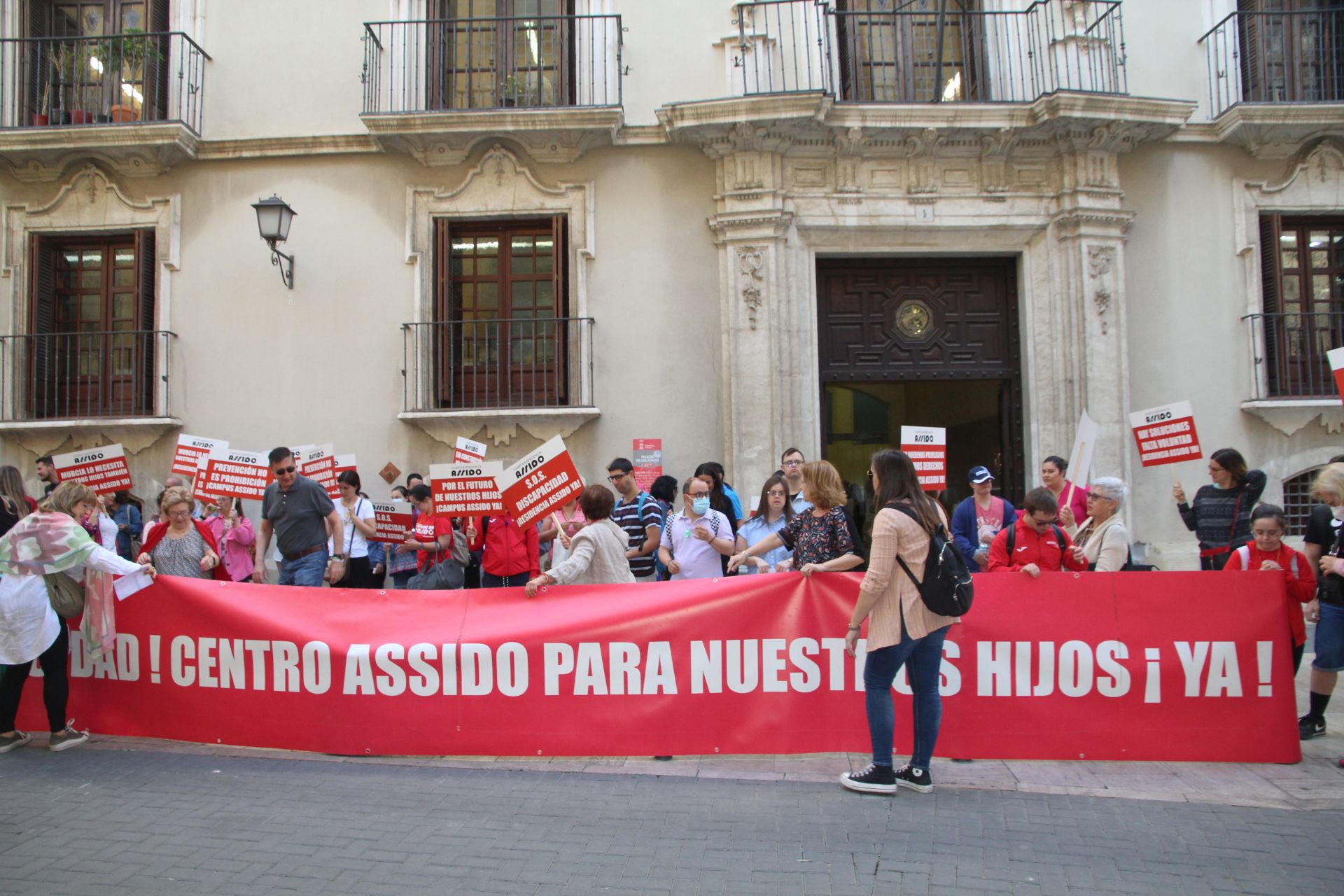 Concentración de Assido en Murcia ante la CHS