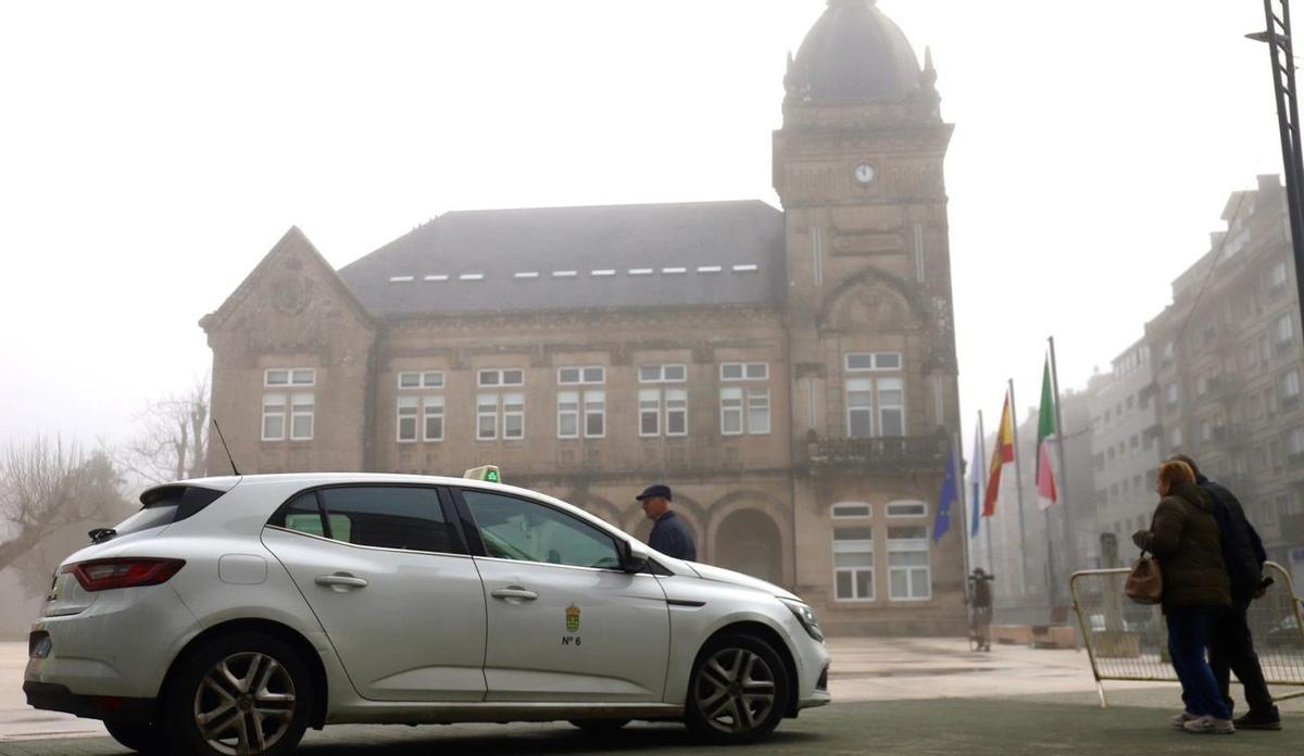Un taxi estacionado en su nueva parada frente al consistorio.  | FDV