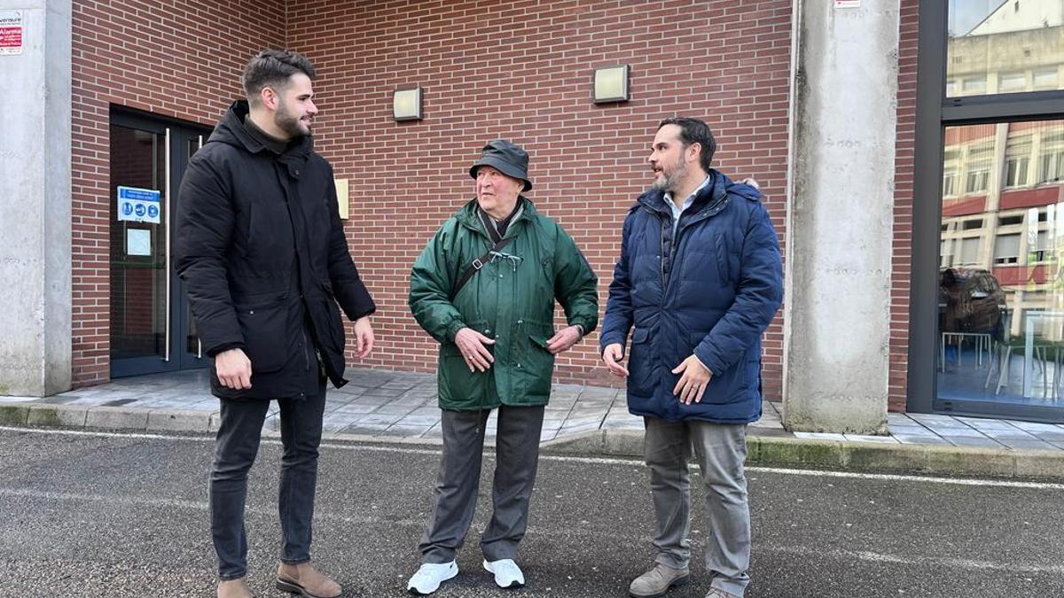 Por la izquierda, Borja Lapuerta, Antonio Lago y Hugo Nava, ante la sede del Hogar del Jubilado de Pola de Siero.