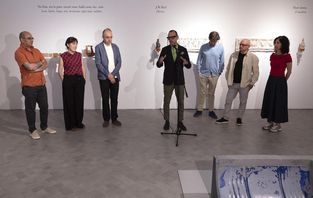El director de Cultura del Gobierno de Aragón, Pedro Olloqui, en la inauguración de la muestra.