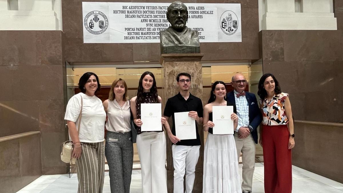 Estudiantes del IES Jaume I de Ontinyent reconocidos por la UV por sus notas en las PAU, junto a profesores.