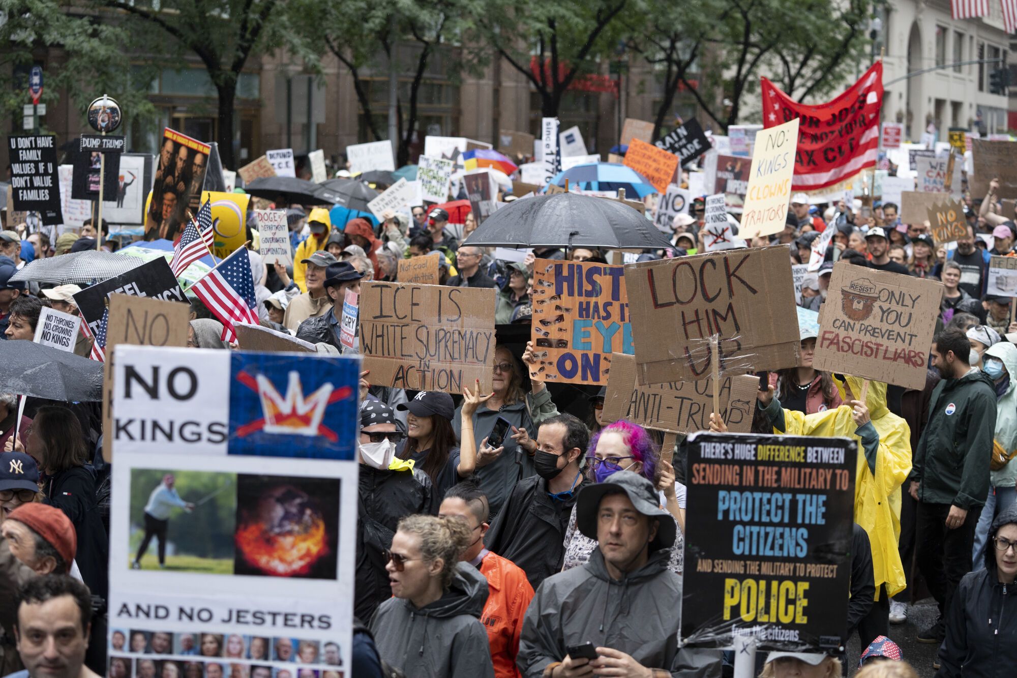AME5945. NUEVA YORK (ESTADOS UNIDOS), 14/06/2025.- Personas se manifiestan durante una protesta denominada No Kings, contra el gobierno de Donald Trump este sábado, recorriendo desde Bryant Park a Madison Square Park en Nueva York (EE.UU.). Miles de personas se manifestaron como parte de las cientos de protestas que se celebran en el país contra la agresiva política migratoria del republicano. EFE/Ángel Colmenares