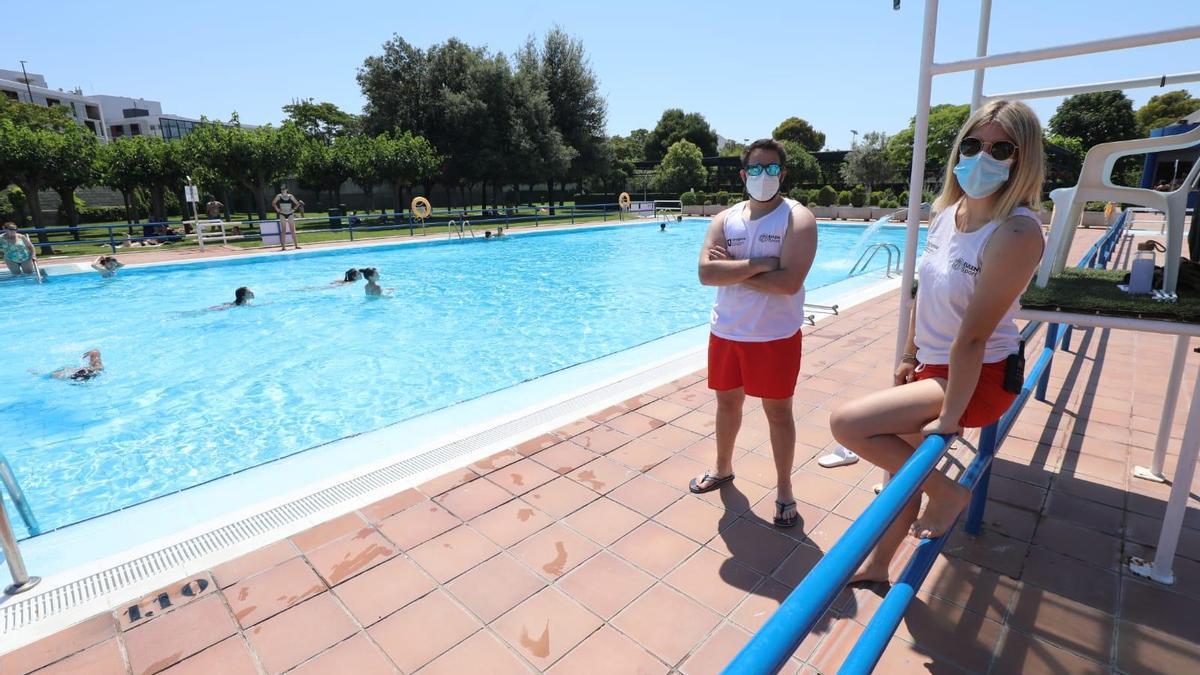 Los socorristas Marina Huguet y Sergio García, esta mañana, en el estreno de la temporada de piscinas en La Granja.