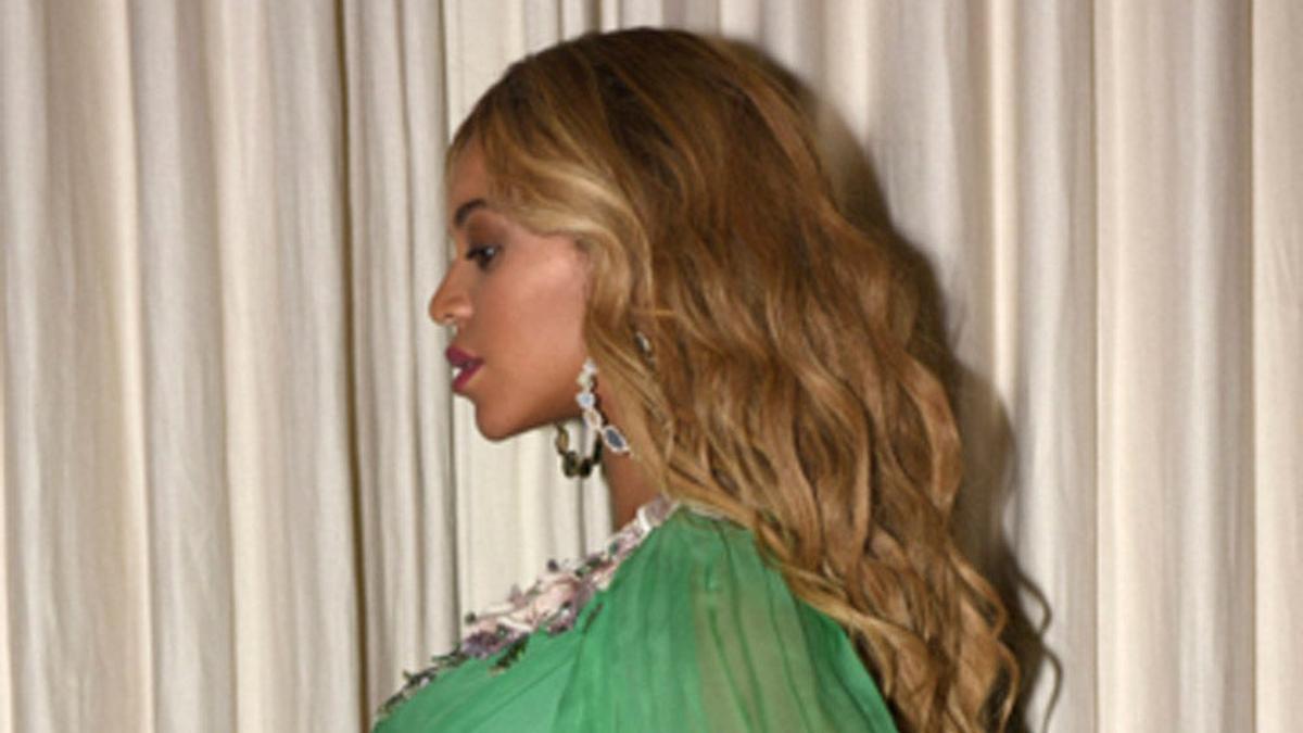 Beyoncé de perfil con el vestido baratito de Gucci