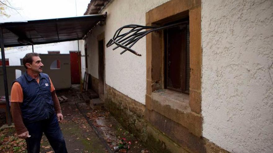 Julio González, junto a la ventana forzada.