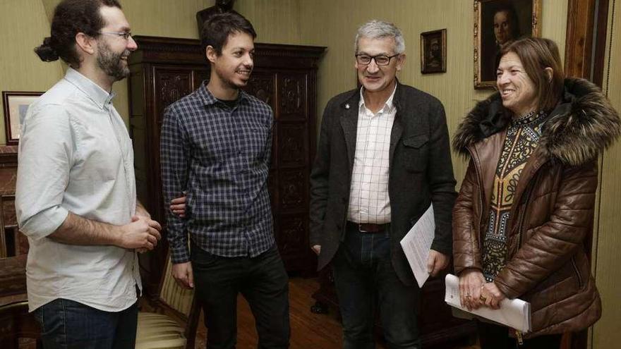 Por la izquierda, Emilio León, Segundo González, Santiago García Granda y la vicerrectora de Estudiantes, Elena Miguélez.