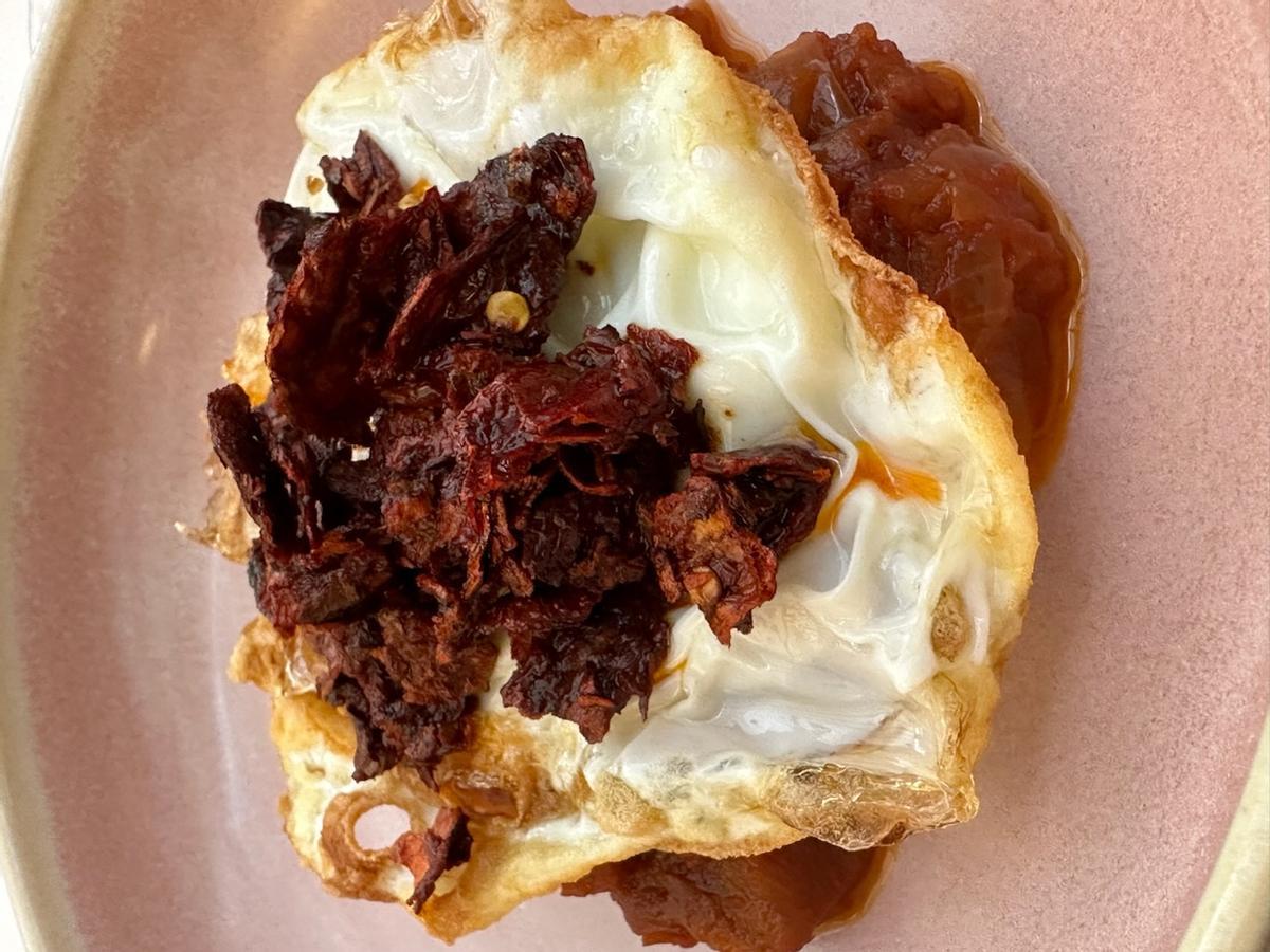 Mullador con huevo frito y pericana