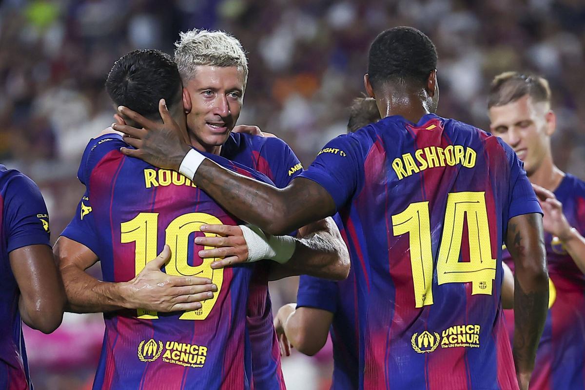 Lewandowski abraza a Bardghji durante el amistoso ante el Vissel Kobe