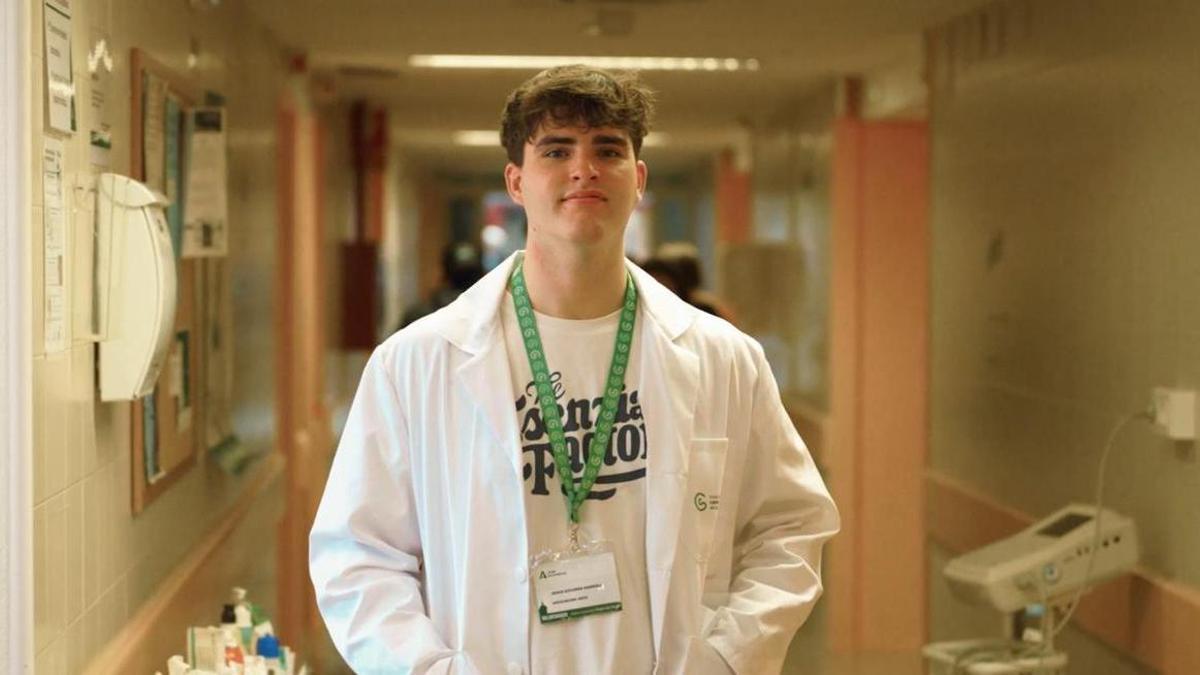 Un joven voluntario de la AECC posa en el pasillo de un hospital.