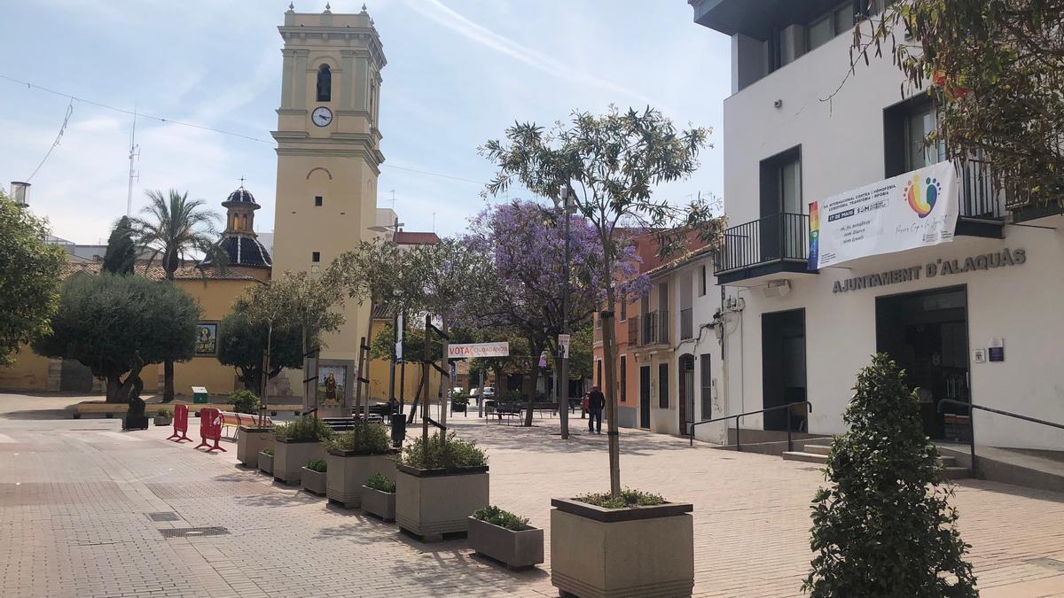 La iglesia del Olivar, al fondo, y a la derecha el Ayuntamiento de Alaquàs.