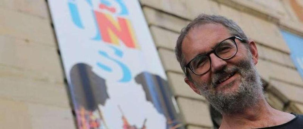 Rafael Cofiño, en una imagen de archivo, frente al Antiguo Instituto de Gijón. | ÁNGEL GONZÁLEZ