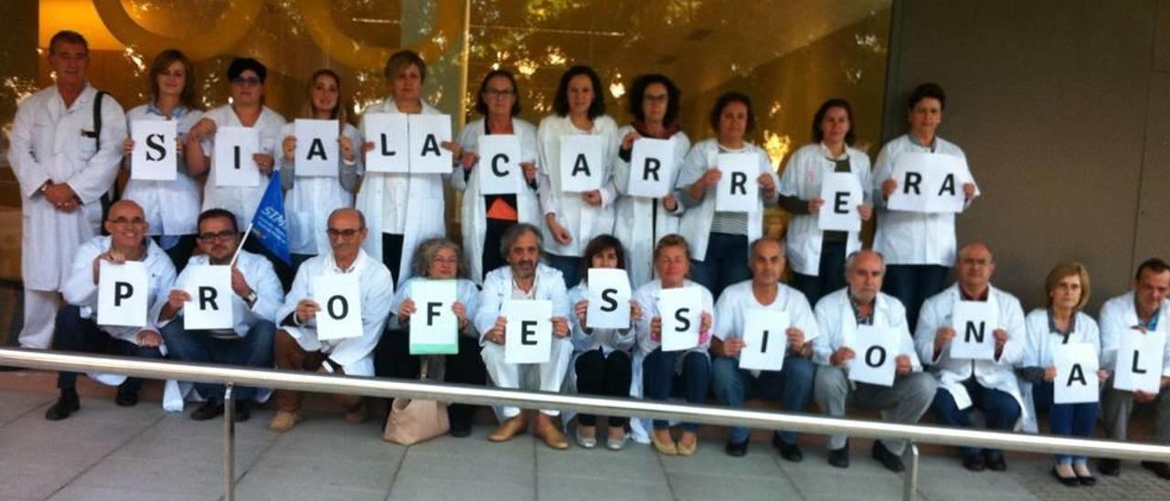 Protesta de los empleados del centro de salud de Muro exigiendo el pago de la carrera profesional.