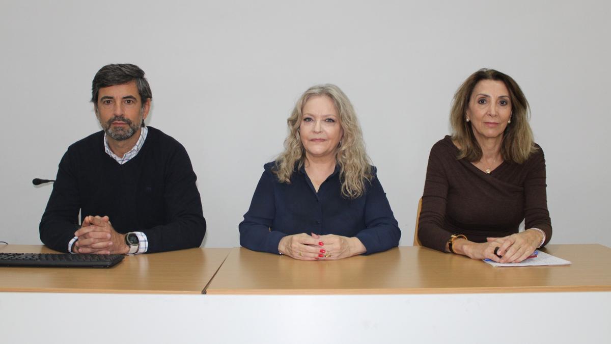 Julián  García y Helena Sánchez, miembros de la candidatura, junto a Ana Arbaizar, en el centro.