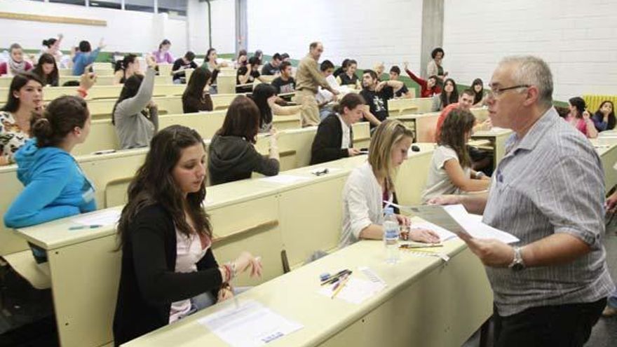Alumnos de selectividad en la Escuela de Ingeniería Industrial del campus de Vigo. // J. Lores