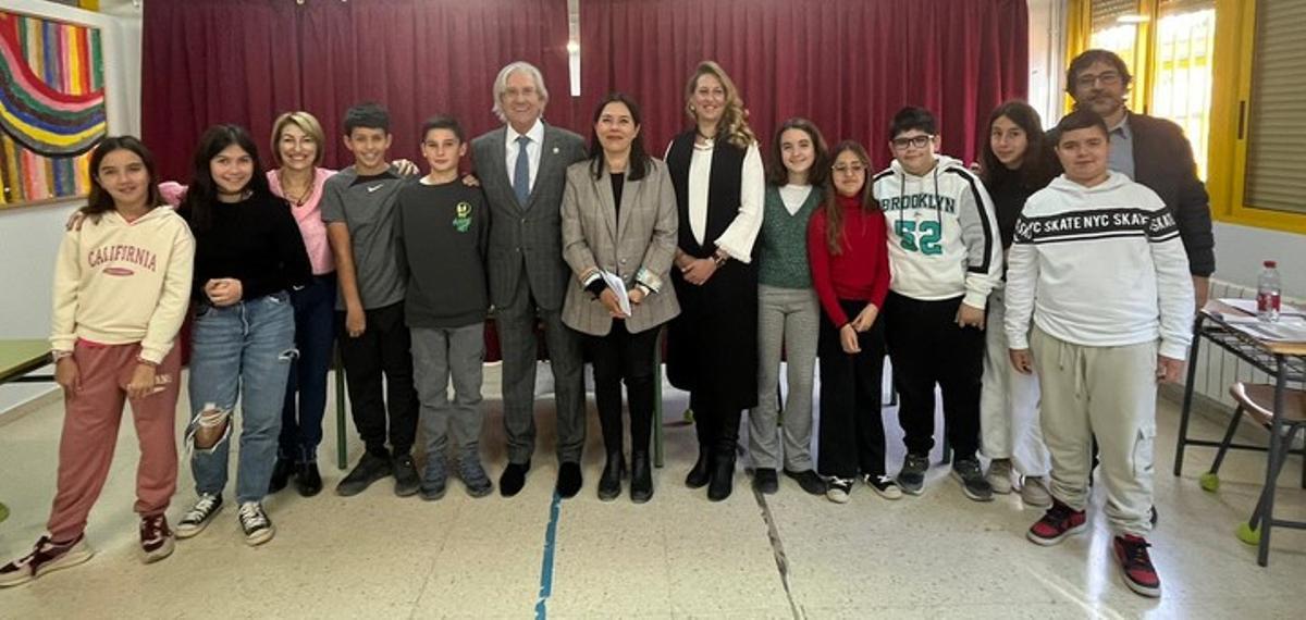 Foto de familia durante una de las charlas de 'Educando en Justicia'.