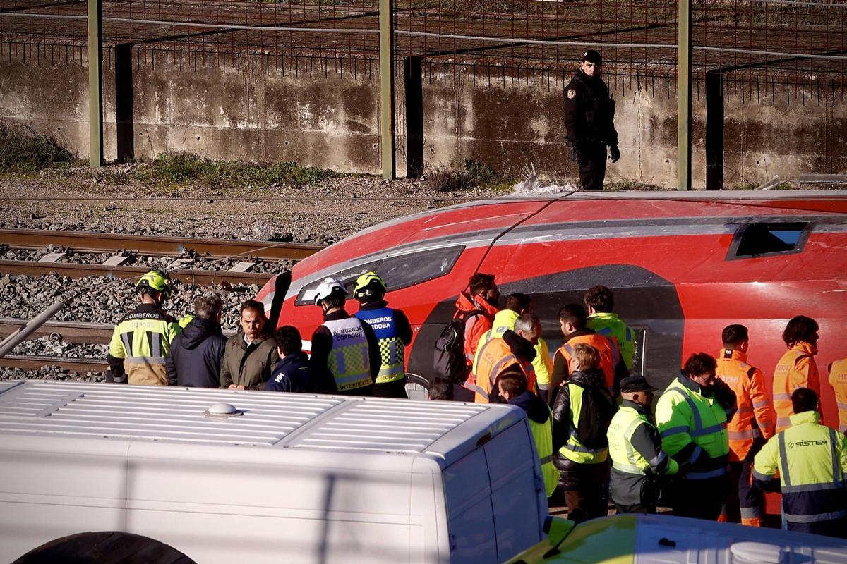 Operarios de emergencias trabajando en el lugar del siniestro este lunes.
