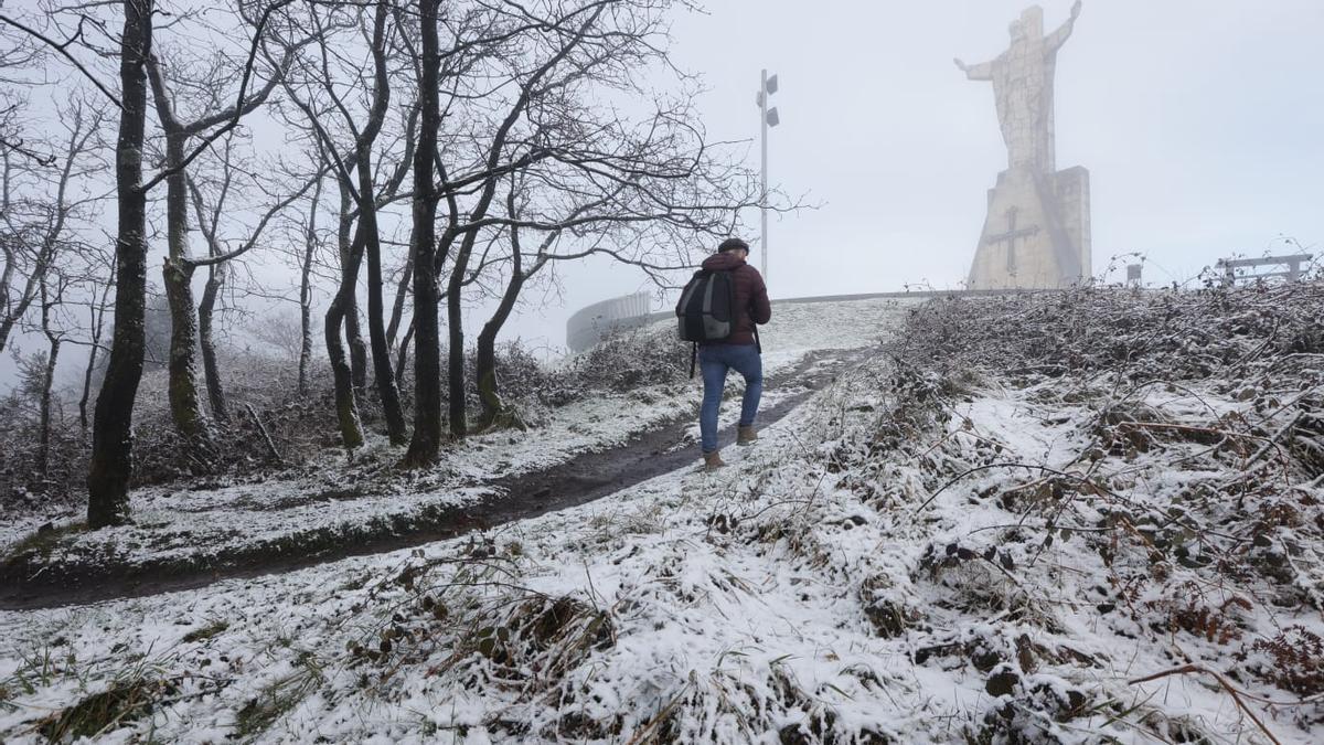 Nieve en Oviedo: caen los primeros copos en Monte Naranco