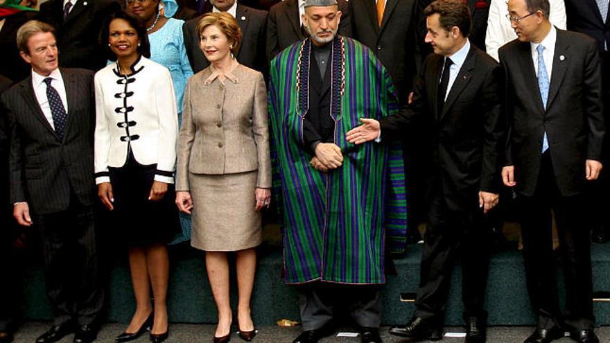 El ministro de Exteriores francés, Bernard Kouchner; la secretaria de Estado norteamericana, Condoleeza Rice; la primera dama estadounidense Laura Bush, el presidente afgano, Hamid Karzai; el presidente francés, Nicolas Sarkozy; y el secretario general de Naciones Unidas, Ban Ki-moon, posan para una fotografía de familia antes del inicio de la conferencia de donantes para la reconstrucción de Afganistán, en París, Francia,