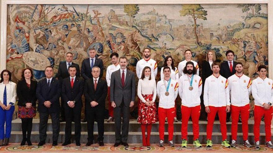 Foto de grupo este martes en la visita a la Casa Real.