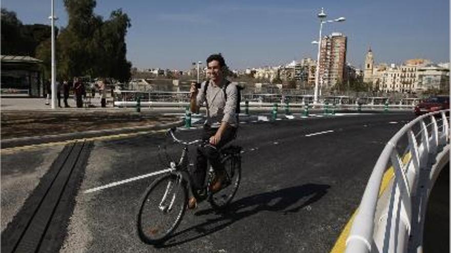 Sin carril bici. Las dos ruedas circulan entre los coches