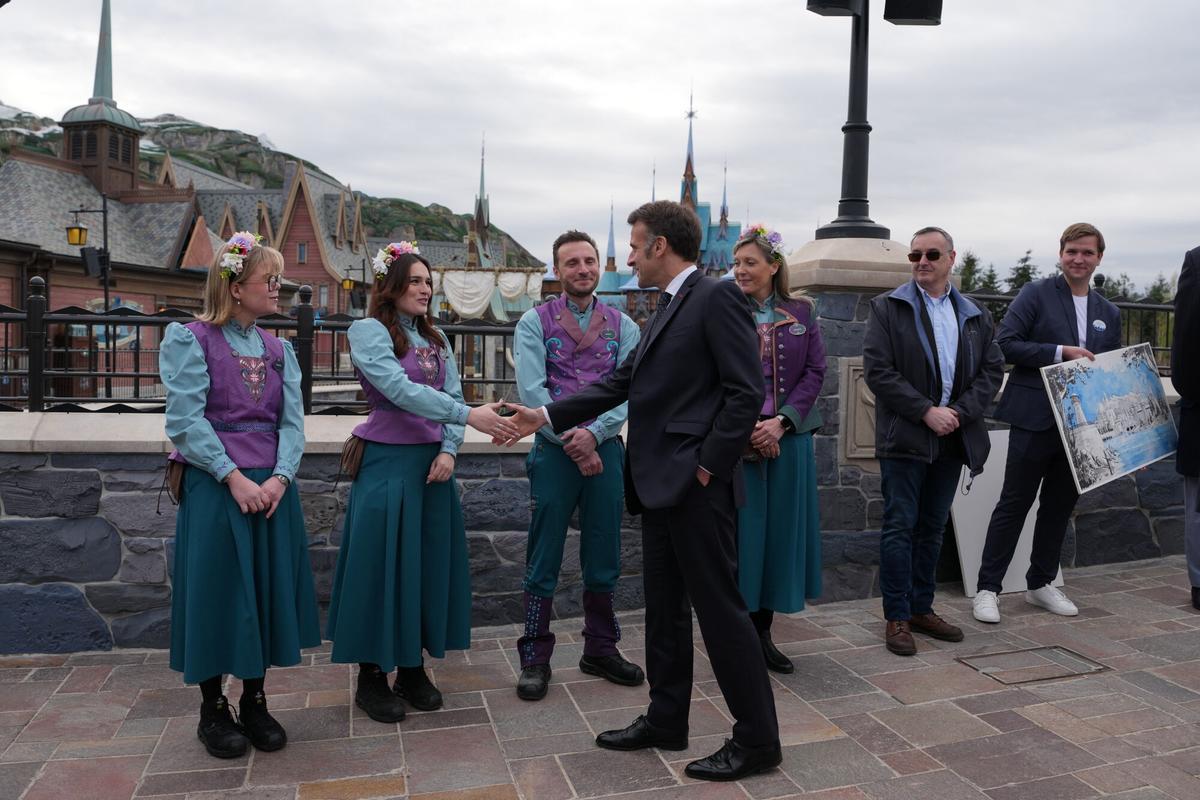 Emmanuel Macron en la inauguración de 'World of Frozen' en Marne-la-Vallee.