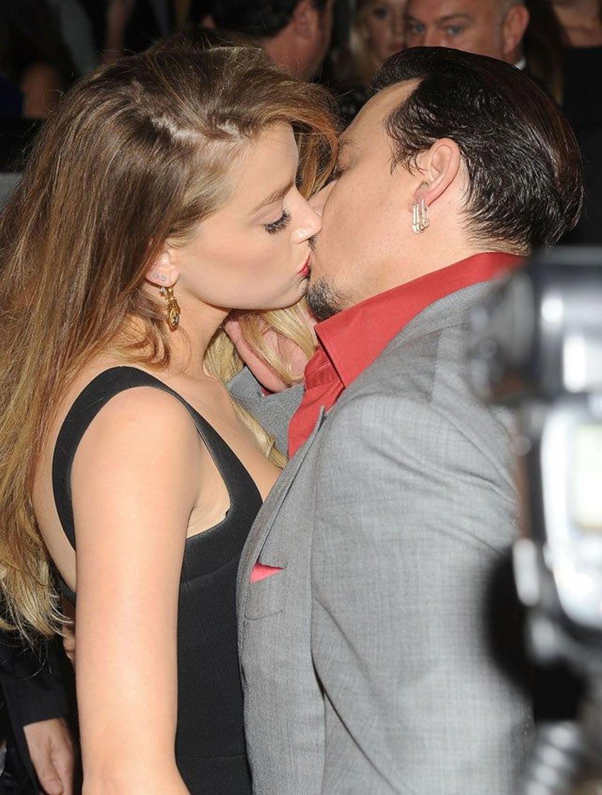 Amber Heard y Johnny Depp, más enamorados que nunca en la première de 'Black Mass' en el TIFF 2015