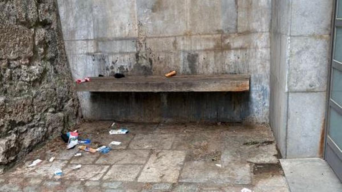 Brutícia acumulada en un punt del carrer Vern, al Barri Vell de Girona.