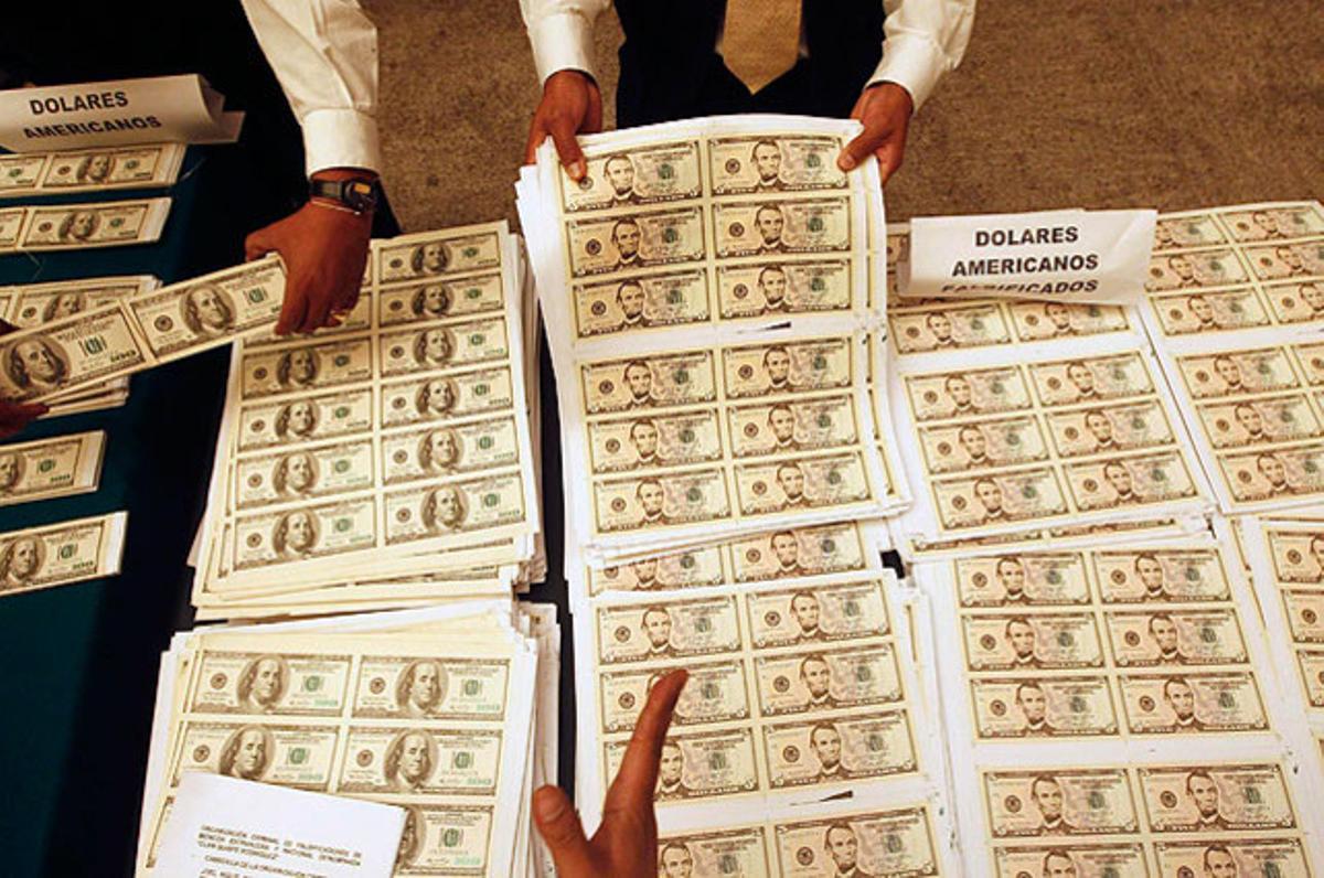 La policia mostra diners falsificats durant una roda de premsa a Lima (Perú), on milions de dòlars i euros van ser confiscats en una batuda.