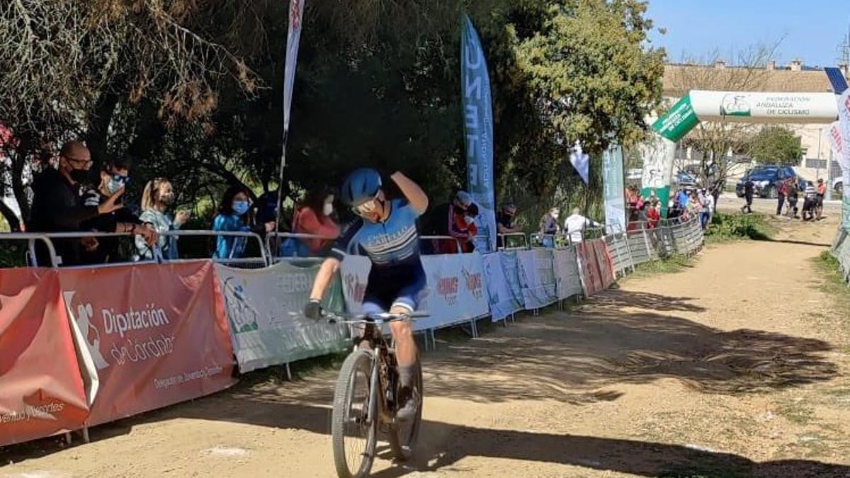 Miguel Muñoz celebra la victoria en la Cerrobike.