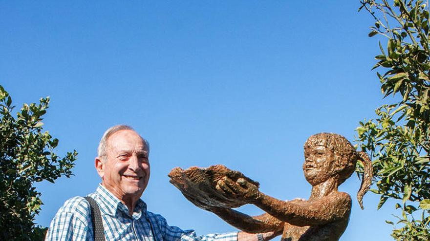 Jaime Pimentel, junto a la escultura de la Niña de Benalmádena.