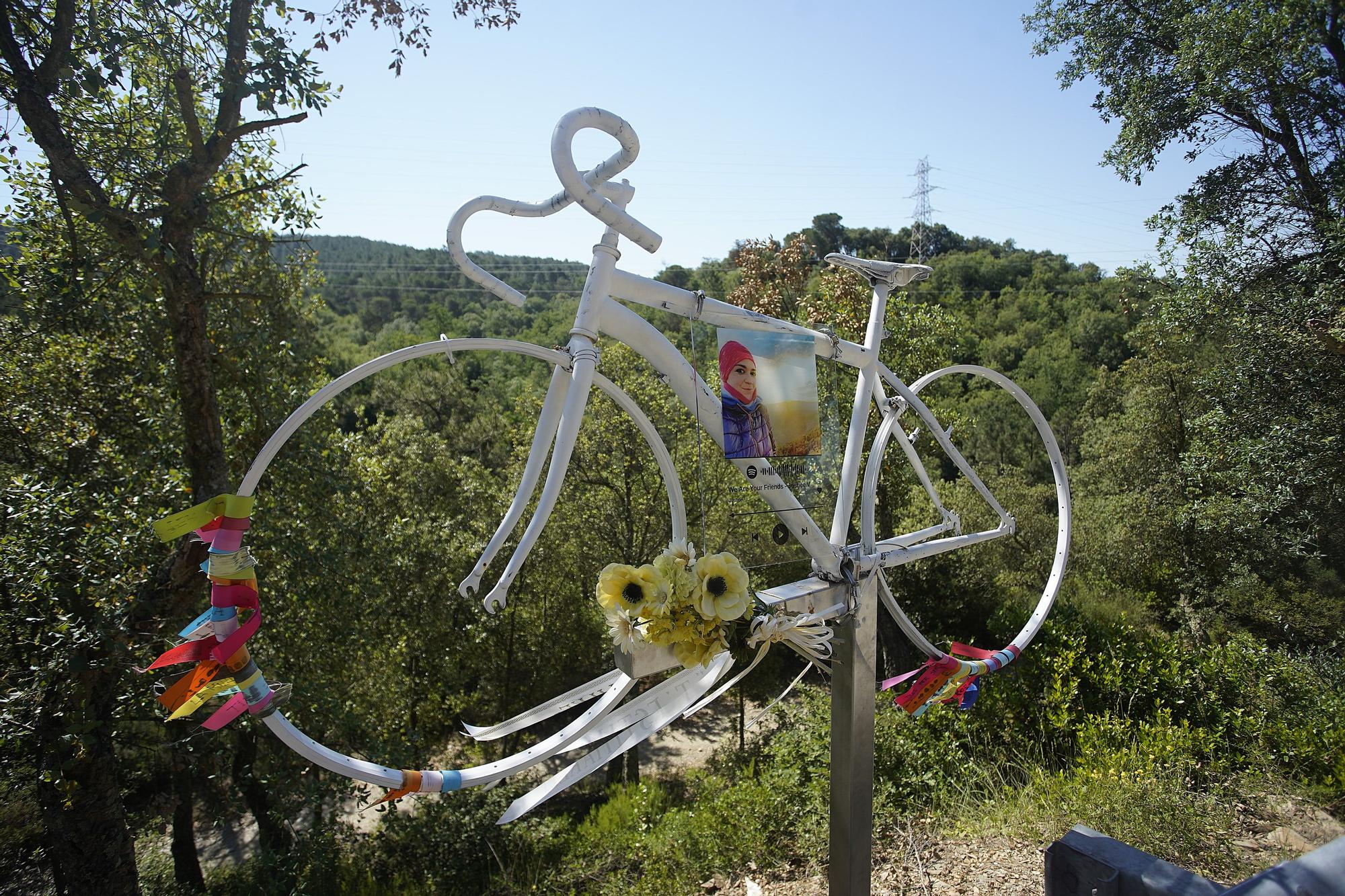 Homenatge a la víctima d'un accident de trànsit a la carretera dels Àngels