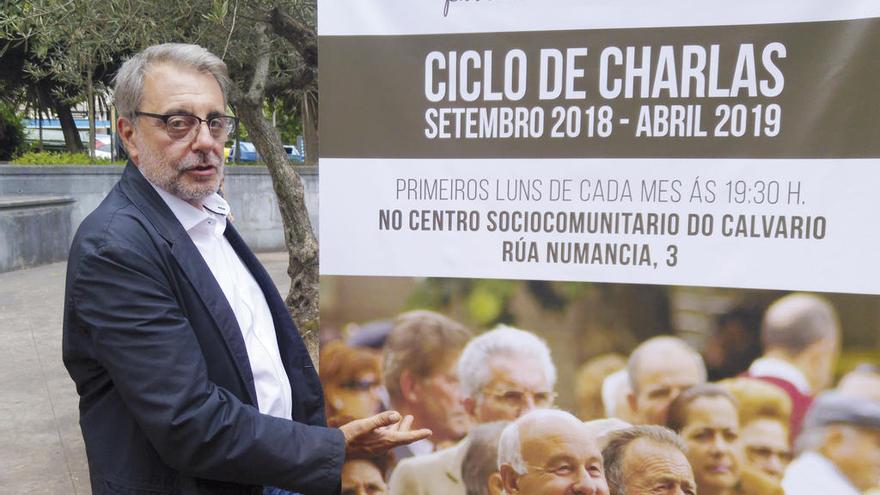 El doctor Andrés Vázquez Piñeiro junto al cartel del programa. // FdV