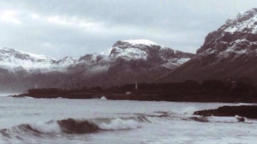 Schneebedeckte Berge am Strand: an der Llevant-Halbinsel. Foto: Maria Horrach.