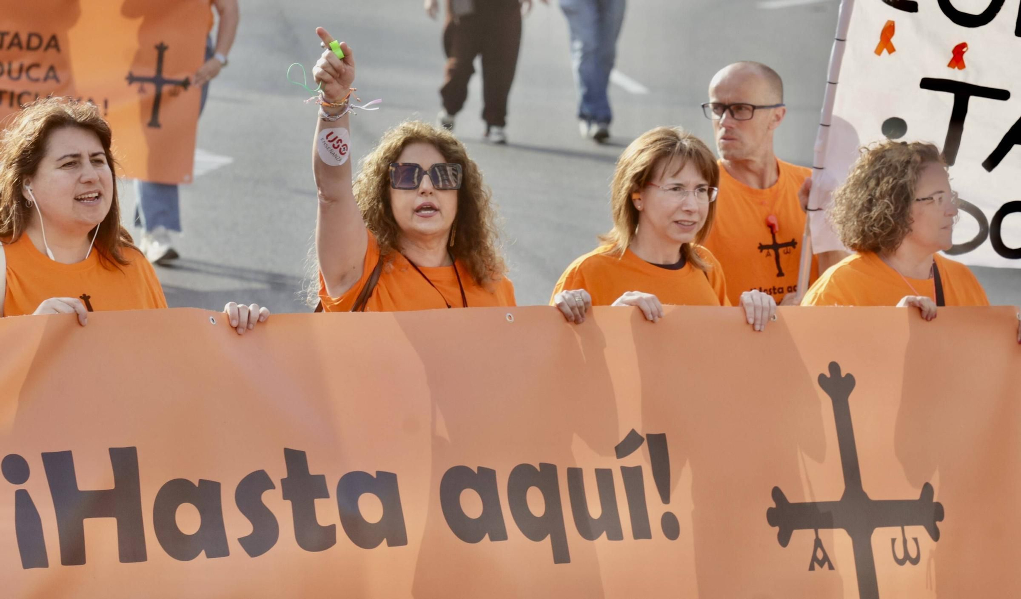 EN IMÁGENES | La marea naranja de profesores inunda Oviedo: manifestación de la escuela concertada
