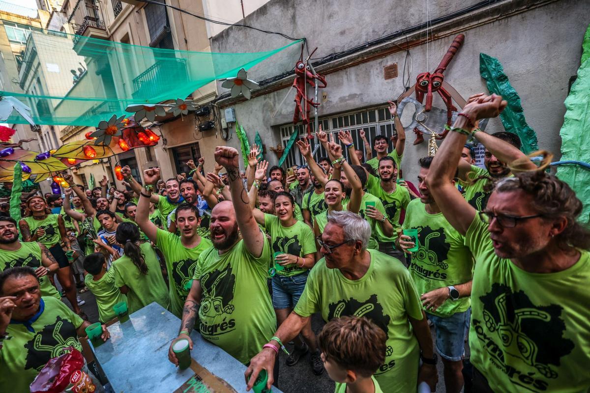 La calle Progrés se ha proclamado ganadora del concurso de decoraciones de la Fiesta Mayor de Gràcia de este año 2023. En esta ocasión, la temática en la que han trabajado los vecinos ha sido la película Bichos, bajo el nombre de Formigres.