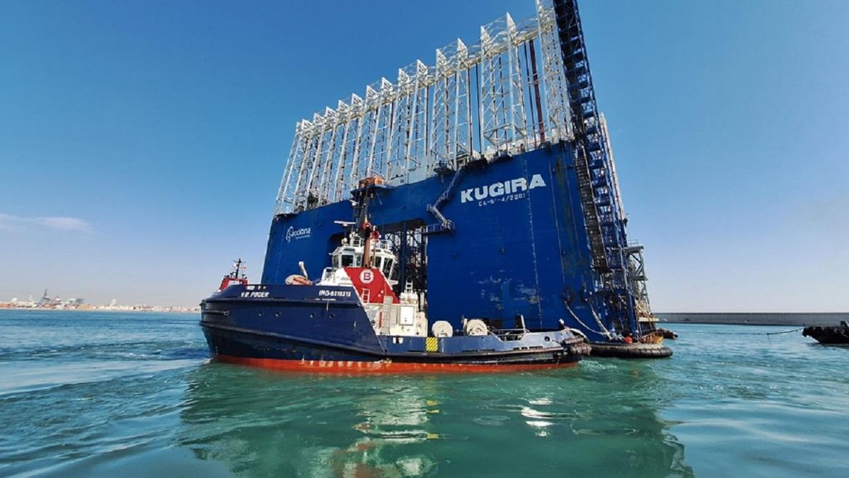 Dique flotante 'Kugira', tras su llegada al puerto de València, donde comenzará a operar en breve.