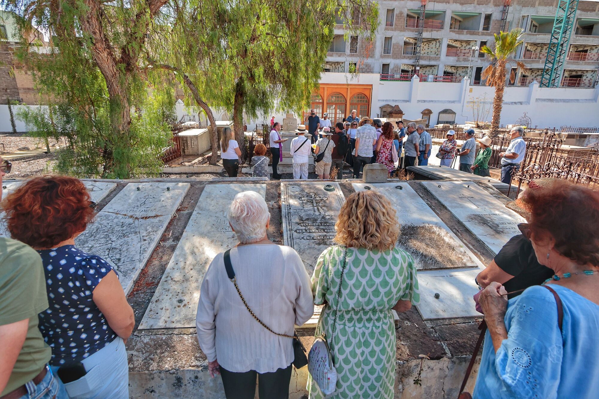 Día de los difuntos en el cementerio de La Atalaya de Guía