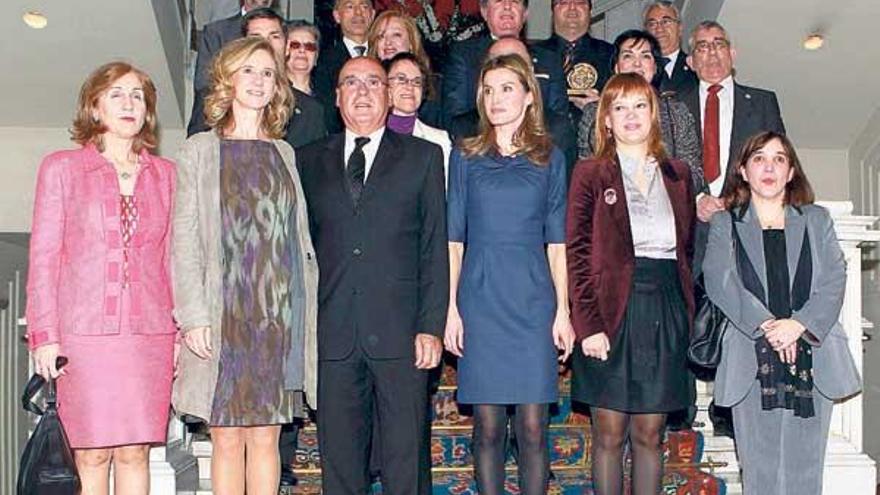 Letizia Ortiz (centro); junto a la ministra de Sanidad, Leire Pajín (segunda por la dcha.); la ministra de Ciencia, Cristina Garmendia (segunda por la izq.); y el presidente del Senado, Javier Rojo (junto a la princesa de Asturias), entre otros; en el acto del Día Mundial de las Enfermedades Raras en la Cámara Alta. // Juanjo Guillén