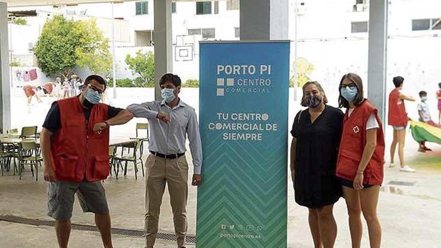 Representantes de la Cruz Roja y el centro comercial Porto Pi tras la donación.