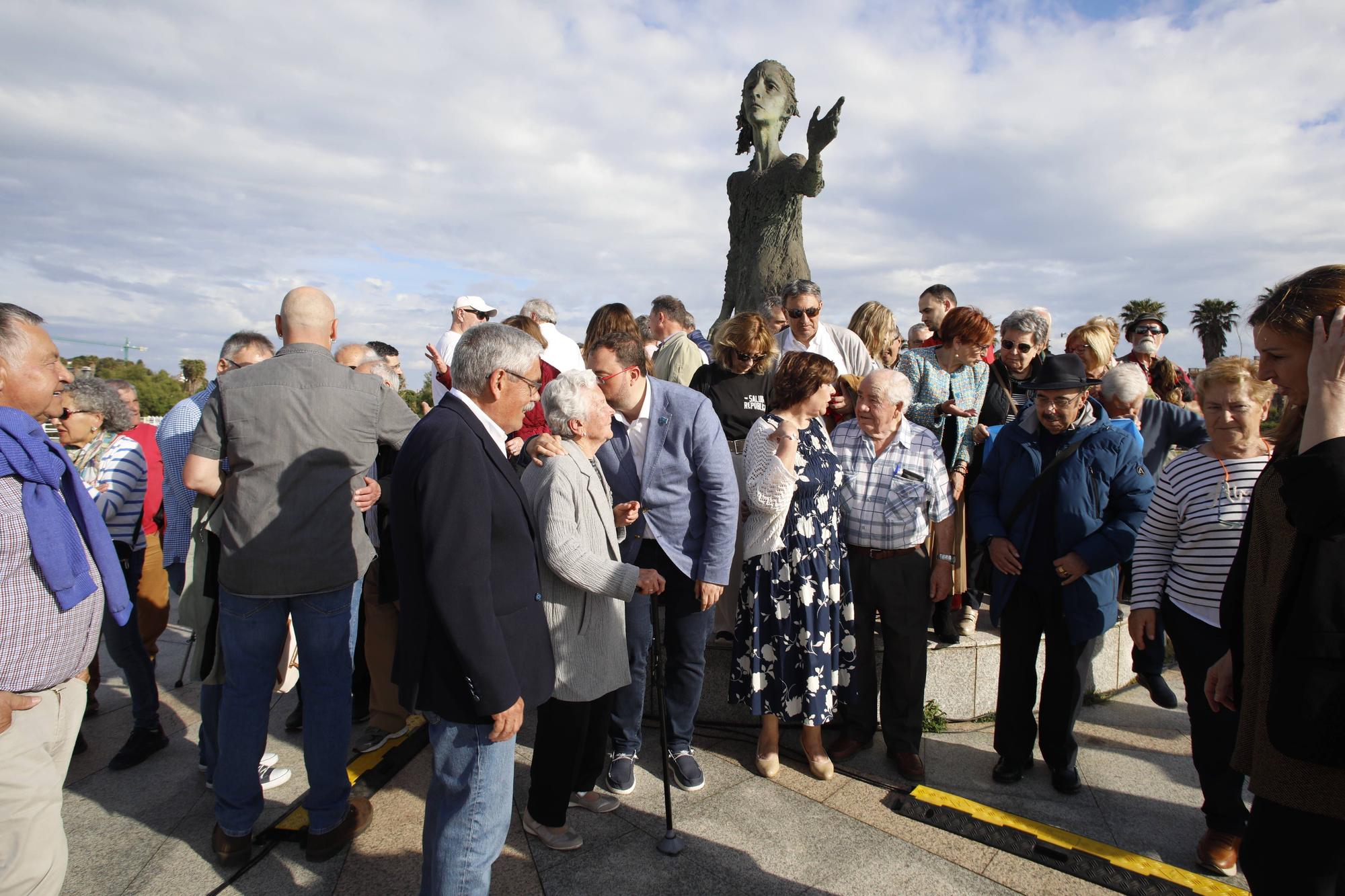 EN IMÁGENES:  Así fue el homenaje a los exiliados por la Guerra Civil y la posterior represión franquista organizado por los socialistas de Gijón junto a la estatua de "La Madre del Emigrante"