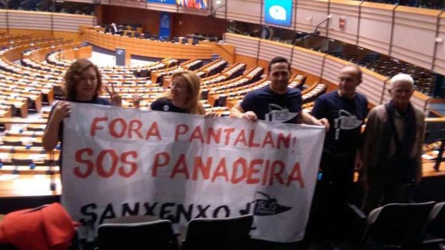 Los integrantes de SOS Panadeira, ayer, en el Parlamento Europeo. // FdV