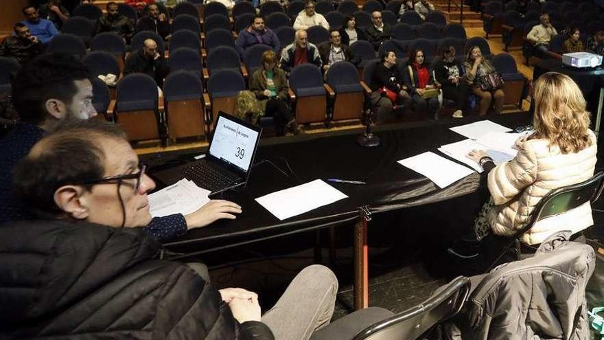 Uno de los sorteos realizados ayer en el Nuevo Teatro de La Felguera.