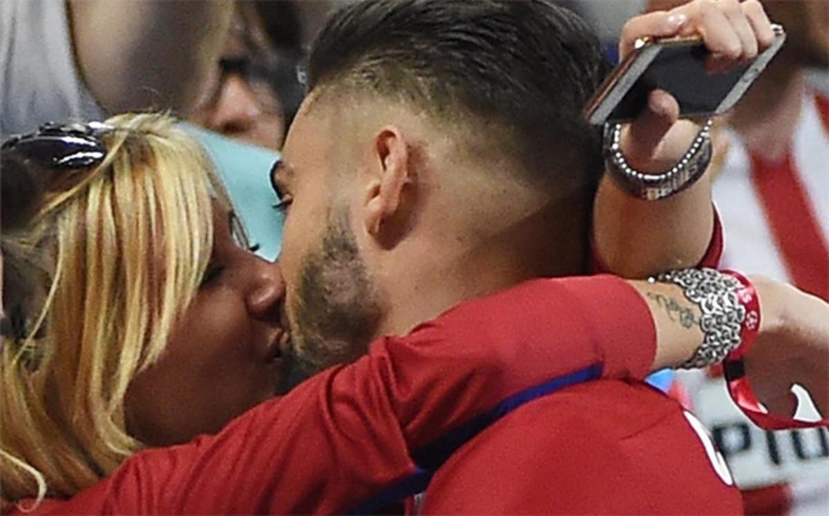 Carrasco besó apasionadamente a su novia tras marcar