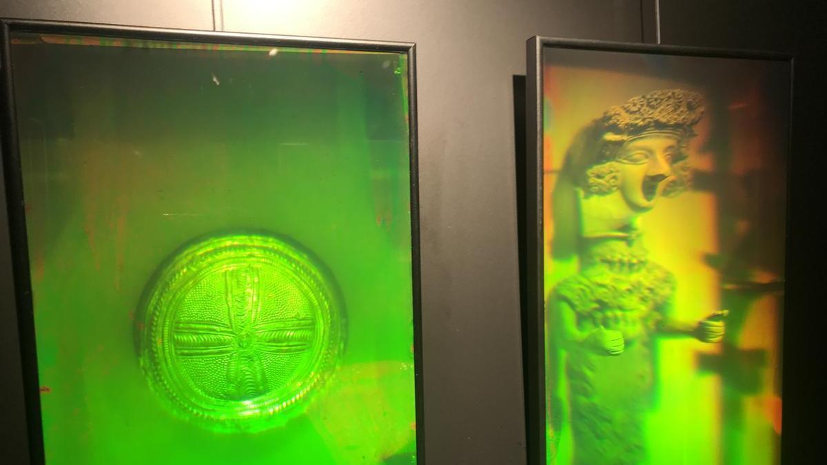 Algunas de las obras que se exponen en el museo de hologramas del Centro de Investigación en Nanomateriales y Nanotecnología de El Entrego. | Vivas