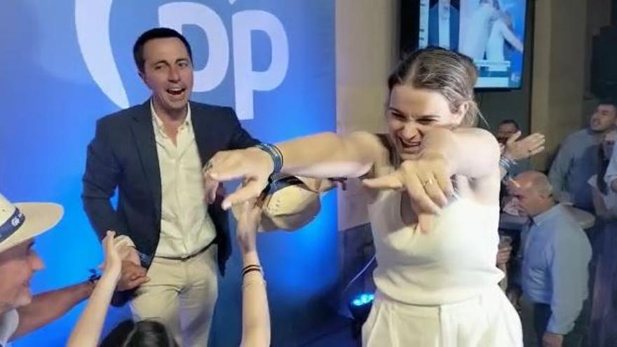 Marga Prohens y Llorenç Galmés celebran la victoria electoral.