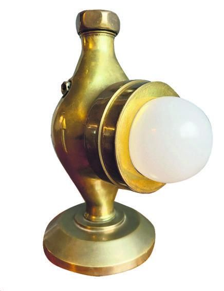 Ein alter Wasserzähler, den Kuhn zur Lampe umfunktioniert hat.