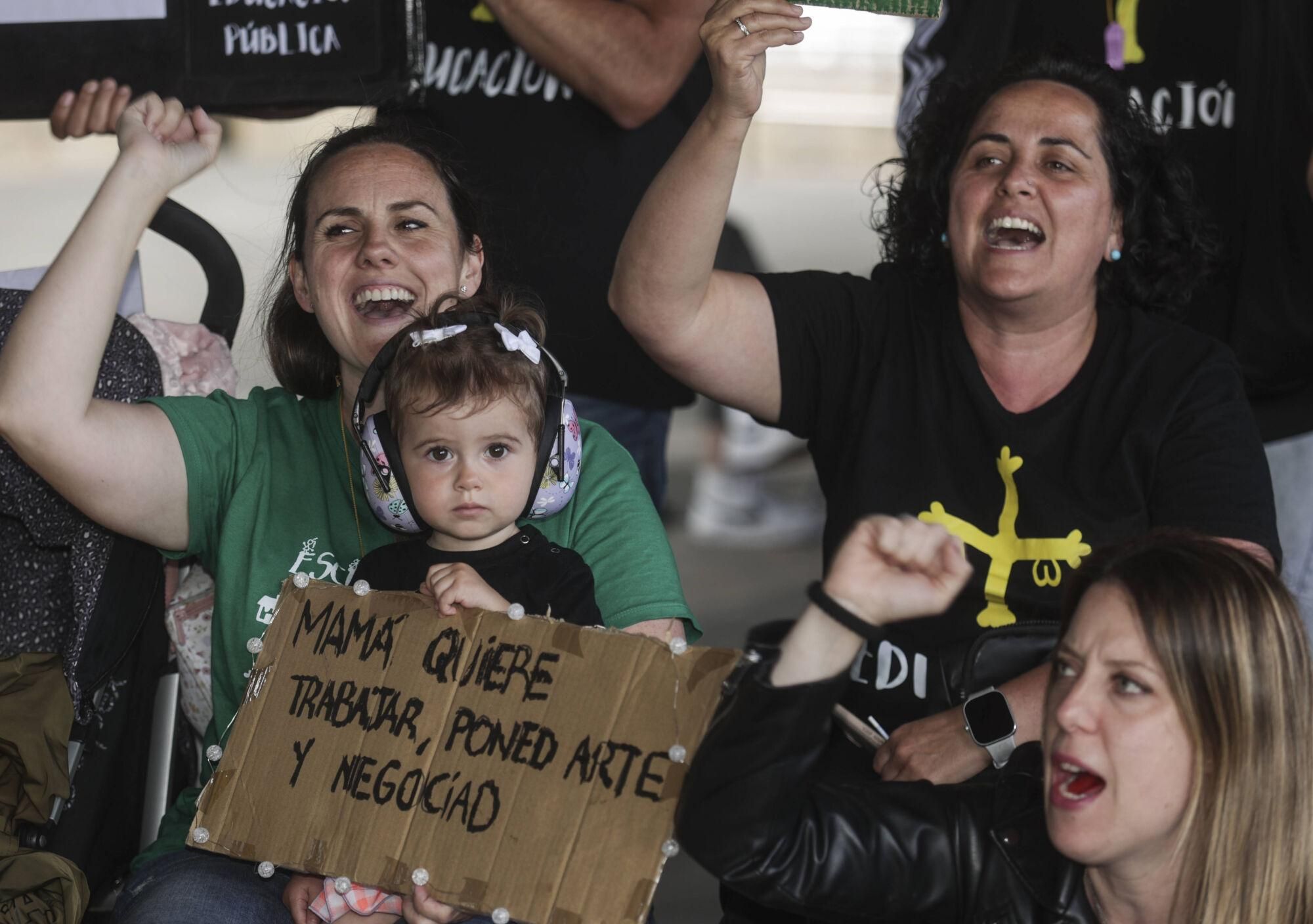 Concentración de los profesores durante la reunión de sindicatos y Principado
